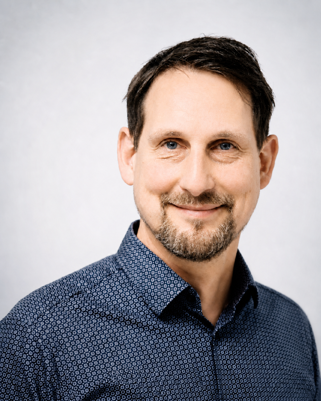 Theo bei einem Vortrag über Künstliche Intelligenz, Verwaltung und digitale Transformation